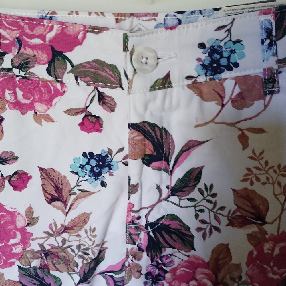 St. Johns Bay Womens Capri Floral Print Size 14 Color White/Pink/Blue - Picture 4 of 11